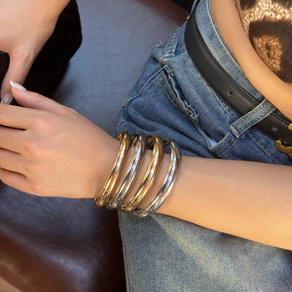 Stacked wind curved smooth surface bracelet with personalized and versatile metallic feel Bracelet set